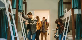 Isto é o que precisa de ter em conta antes de reservar um hostel