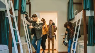 Isto é o que precisa de ter em conta antes de reservar um hostel
