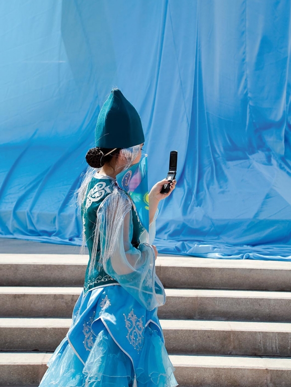 pageant: waiting and reading message from phone