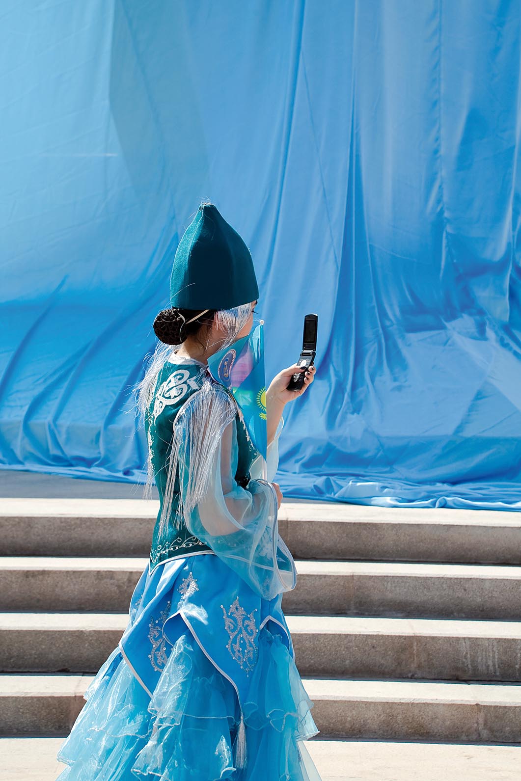 pageant: waiting and reading message from phone