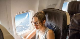 8 comportamentos que deve evitar a bordo de um avião