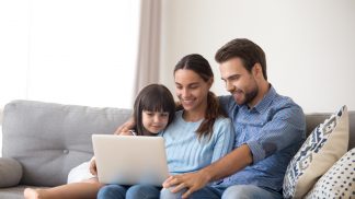 As melhores sugestões para o seu início de semana sem sair de casa