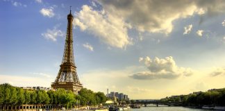 Empresa paga-lhe para tomar conta de uma barcaça de luxo em França