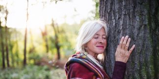 Abrace uma árvore e combata o isolamento social