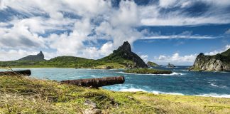 Em casa a sonhar com a praia do paraíso de Fernando de Noronha