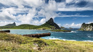 Em casa a sonhar com a praia do paraíso de Fernando de Noronha