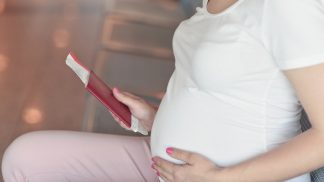 Que nacionalidade tem um bebé que nasce a bordo de um avião?