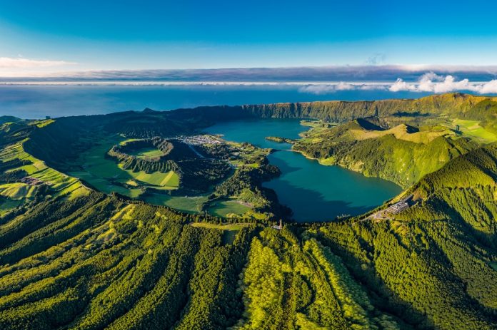 Azores Sao Miguel Miradouro da Vista do Rei - Sete Cidades - aerial drone view Passageiros vão poder fazer testes à Covid-19 no continente antes da viagem para os Açores