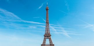 Torre Eiffel reabre parcialmente aos turistas após 104 dias fechada
