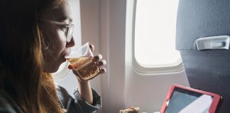 Atenção: não deve comer estes alimentos durante o voo