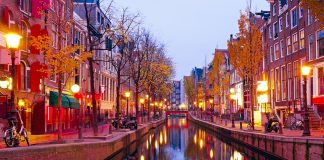 Covid-19: Amesterdão fecha «apinhado» Red Light District