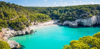 Baleares tornam obrigatório uso de máscara mesmo com distância social