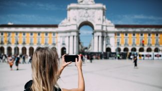 Turistas franceses são quem mais procura Portugal este verão, diz estudo