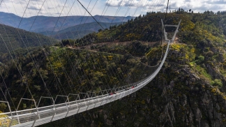 A maior ponte pedonal suspensa do Mundo tem arrepiantes 516 metros (e fica em Portugal)