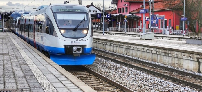 comboio estação 2a pixabay