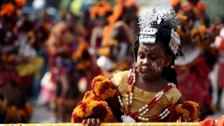 Carnaval fora de época faz sucesso em África